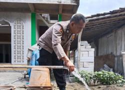 Begini Cara Aiptu Surono Anggota Polres Grobogan Membantu Warga Dalam Beribadah