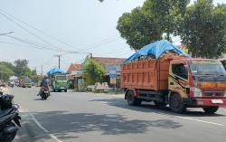 Razia Petugas Gabungan Tak Gentarkan Truk ODOL Pengangkut Tanah Urug, Warga: Backingnya Kuat!