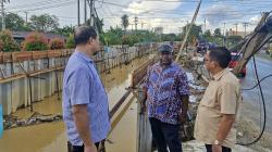 Gubernur Elisa Kambu Tinjau Talut Km 8, Dorong Sinergi Atasi Banjir Kota Sorong