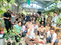 Siswa MTs Sekolah Alam Indramayu Antusias Belajar Budidaya Anggur di Rumah Zakat Tegalurung