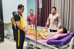 Momen Kapolda Jateng Jenguk Brigadir Eka, Polisi yang Disandera Kelompok Massa Aksi May Day