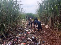 Ciptakan Lingkungan Sehat, Warga dan Bhabinkamtibmas Desa Rancamahi Gelar Aksi Bersih-Bersih