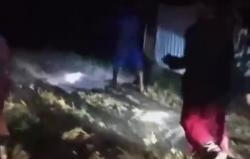 Miris! Jalan Rusak, Warga Lebak Tandu Jenazah 2 Km karena Ambulans Tak Bisa Masuk
