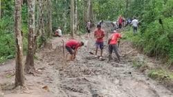 Impian Belasan Tahun Terabaikan: Jalan Penghubung Dua Desa di Cibinong Memprihatinkan