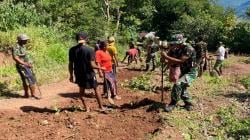 Lancarkan Ekonomi Warga, Satgas Pamtas TNI Bantu Perbaiki Jalan Rusak di Perbatasan TTU