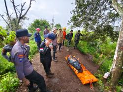 Jenazah Baim Berhasil Dievakuasi Basarnas dan Tim Gabungan Dari Puncak Gunung Saeng
