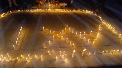 1000 Lilin untuk Axi: Seruan Keadilan Digaungkan dari Pelabuhan Lama Waingapu