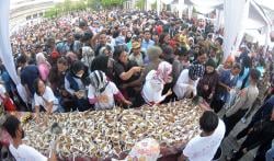 Pecah Rekor! Ribuan Warga Rela Antre Demi Dapatkan 4.478 Porsi Soto di Balai Kota Semarang