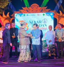 Herman Khaeron Terima Penghargaan Dedikasi Budaya dari Sanggar Seni Sekar Pandan