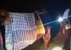 Warga di Kecamatan Wanasalam Terpaksa Tandu Jenazah Sejauh 2 KM Karena Jalan Rusak