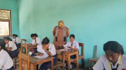 Bupati TTU Pantau Pelaksanaan Ujian Sekolah di SMP Oetfo dan SMP Kotafoun