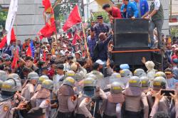 10 Polisi Terluka Saat Amankan Aksi Petani Singkong di Kantor Gubernur Lampung