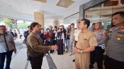 Penanganan Dinilai Janggal Hingga Bayinya Meninggal, Ayah Unjuk Rasa Sendirian di RSUD Karawang