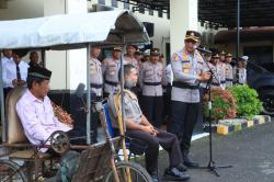 Wujud Kepedulian,Kapolres Aceh Utara Serahkan Bantuan Sepeda Motor Roda Tiga Penyandang Disabilitas
