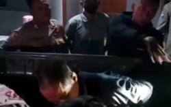 Maling Ini Mencuri Ayam Jago Seharga Rp2,5 Juta di Jombang, Babak Belur Dihajar Warga