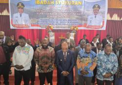 Mulai Memimpin, Bupati Puncak Gelar Ibadah Syukur dan Serahkan Bantuan Rp 2 Miliar