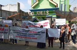 Nasabah KSPPS Dinar Mulia Demo Tuntut Pengembalian Dana Rp12,5 Miliar