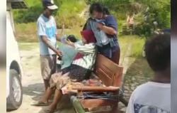 Warga Bojonegoro Ditandu 6 Kilometer Usai Melahirkan, Akses Jalan Rusak Parah Ambulan Tak Bisa Masuk