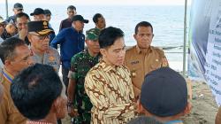 Guyuran Hujan Tak Halangi Wapres Gibran Sapa Nelayan Bebeng, Beri Bantuan Alat Tangkap dan Fullbox