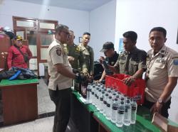 Sidak Warung Kelontong, Satpol PP Amankan Puluhan Miras