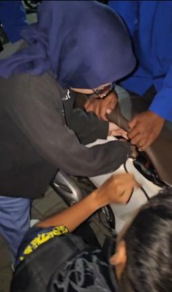 Kunci Motor Tertinggal di Bagasi, Damkar Lakukan Evakuasi Gunakan Tensimeter