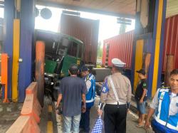Truk Kontainer Tabrak Gerbang Tol Waru Sidoarjo, Ini Penyebabnya