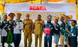 Dorong Inovasi Lokal dan Kemandirian Ekonomi, Wagub PBD Serahkan Bantuan Produksi kepada 12 UMKM