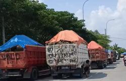 Truk ODOL Muat Tanah Urug Gagah Berani Parkir Dekat Pos Polisi, Mirip Rantis Petugas?