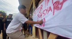 Geram Jalan Rusak Tak Kunjung Diperbaiki, Warga Segel Kantor PTPN Cisalak Baru di Lebak