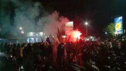 Persib Bandung Kunci Gelar Juara, Ratusan Bobotoh Padati Bundaran Tugu Ikan Marlin Pangandaran