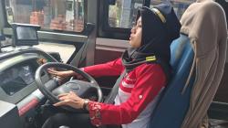 Hardianti Triana Mahasiswi UT yang Jadi Sopir BRT: Membelah Jalan, Mengejar Ilmu