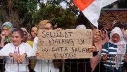 Ratusan  Emak-Emak Geruduk Kantor PTPN VIII di Lebak, Tuntut Jalan Rusak Segera Diperbaiki