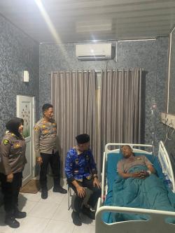Gubernur Lampung Jenguk Polisi yang Terluka Saat Amankan Aksi Petani Singkong