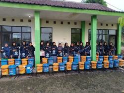 Family Strengthten Al Husna Jember Latih Ibu Rumah Tangga Olah Sampah Jadi Produk Bernilai
