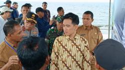 Wapres Gibran Temui Nelayan Sikka, Serahkan Bantuan Tangkap Ikan di Tengah Hujan