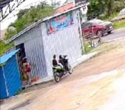 IRT Sambil Membawa 3 Anak, Curi Tabung Gas 3 Kg Terekam CCTV 