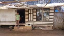 Tepat di Samping Kantor Desa, Warga Garut Ini Tinggal di Rumah Tidak Layak Huni