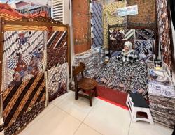 Tetap Gunakan Lilin, Dimas Batik Jadi Penjaga Terakhir Batik Tulis Tasikmalaya