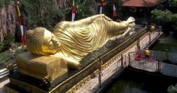 Mengintip Ritual Mandi Rupang Patung Buddha Tidur Terbesar se-Asia Tenggara Jelang Waisak