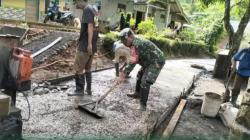 Babinsa dan Warga Bersinergi Bangun Jalan Kampung di Cisaga Ciamis