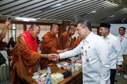 Disambut Gubernur Jateng, Kehadiran Bhikkhu Thudong Dinilai Wujud Toleransi Antar Umat Beragama