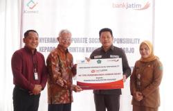 Dorong Peningkatan Kualitas Hidup, Bank Jatim Serahkan CSR Jamban Sehat ke Pemkab Sidoarjo