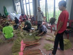 Dorong Daya Saing Lokal, Dinperindag Purbalingga Fasilitasi Pelatihan Pengrajin Sapu Glagah