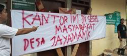 Ratusan Warga Jayamanik Demo Tuntut Perbaikan Jalan di Depan Kantor PTPN