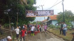 Warga Cidaun Gotong Royong Perbaiki Jalan Rabat Beton, Dukung Program Pemkab Cianjur