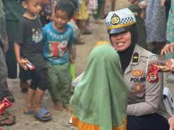 Polwan Polres Gowa Beri Kejutan Manis untuk Anak-Anak dan Warga di Desa Taeng