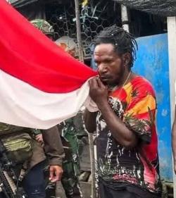 Mantan Anggota OPM Minanggen Murib Cium Merah Putih, Nyatakan Setia pada NKRI