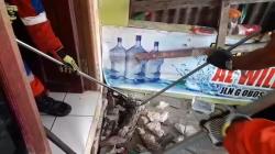 Heboh, Ular Piton Sembunyi di Dapur Warung Makan Usai Telan Dua Anak Kucing