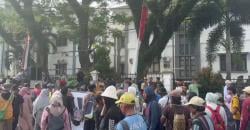 Warga Cibaliung Geruduk Kantor DPRD dan Bupati Pandeglang, Bongkar Arogansi Perhutani Sejak 1980