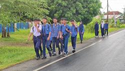 Ikuti Anjuran Gubernur Jabar, Siswa SMP di Pangandaran Ramai-Ramai Jalan Kaki ke Sekolah